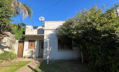 Casa de tres ambientes a reciclar en Venta