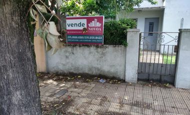 Casa de tres ambientes a reciclar en Venta