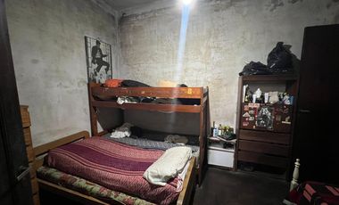 Casa de tres ambientes a reciclar en Venta