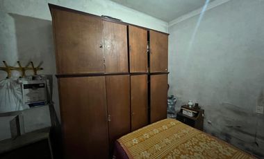 Casa de tres ambientes a reciclar en Venta