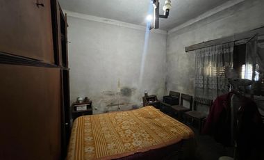 Casa de tres ambientes a reciclar en Venta