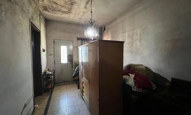 Casa de tres ambientes a reciclar en Venta