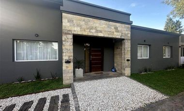 VENTA DE CASA 4 AMBIENTES - EN BARRIO  LOS OLIVOS