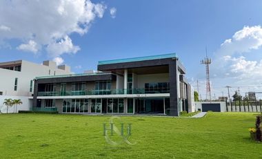 RESIDENCIA DE LUJO  EN FRACCIONAMIENTO CON  CLUB DE GOLF