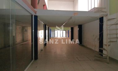 CENTRO: Excelente local en 2 niveles, céntrico en calle Madero.