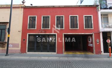 CENTRO: Excelente local en 2 niveles, céntrico en calle Madero.