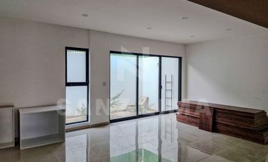 PUNTARENA RESIDENCIAL: Casa única con amplios espacios y luz natural.