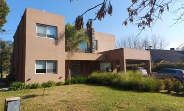 Alquiler temporario. Casa sobre el golf - Golfer's