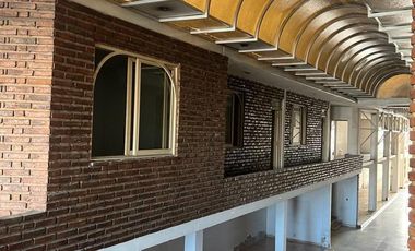 Local Comercial en  venta - Centro Comecial de I. Casanova, salida a dos calles