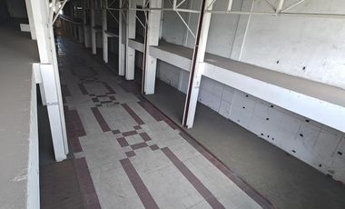 Local Comercial en  venta - Centro Comecial de I. Casanova, salida a dos calles