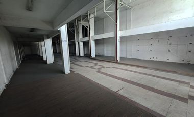 Local Comercial en  venta - Centro Comecial de I. Casanova, salida a dos calles