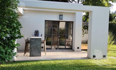 Venta - Casa 7 Ambientes, Dependencia, Balcón, Jardín, Pileta - Ramos Mejia Norte