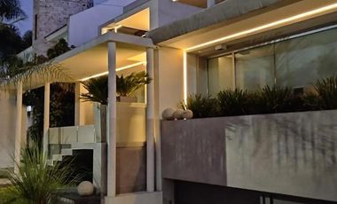 Venta - Casa 7 Ambientes, Dependencia, Balcón, Jardín, Pileta - Ramos Mejia Norte