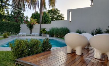 Venta - Casa 7 Ambientes, Dependencia, Balcón, Jardín, Pileta - Ramos Mejia Norte