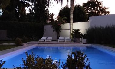 Venta - Casa 7 Ambientes, Dependencia, Balcón, Jardín, Pileta - Ramos Mejia Norte