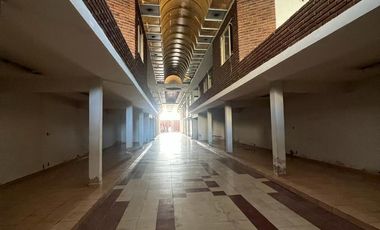 Local Comercial en  venta - Centro Comecial de I. Casanova, salida a dos calles