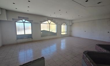 Local Comercial en  venta - Centro Comecial de I. Casanova, salida a dos calles
