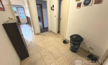Chalet en venta en zona Barrio Pompeya. 3 dormitorios, 2 baños, garage , parque , quincho