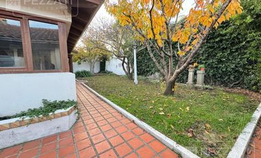 Chalet en venta en zona Barrio Pompeya. 3 dormitorios, 2 baños, garage , parque , quincho