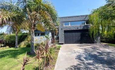 Casa en venta - Barrio Nuevo Quilmes - excelente ubicación con salida a la laguna principal.