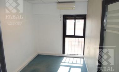 Oficina venta centro, 32 m2 con recepción, 2 privados, cocina y baño