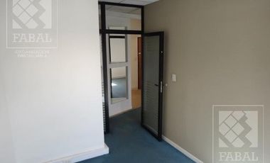 Oficina venta centro, 32 m2 con recepción, 2 privados, cocina y baño