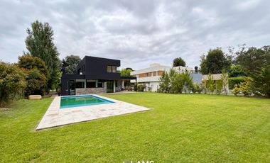 Moderna casa de diseño en venta en Arenas Del Sur