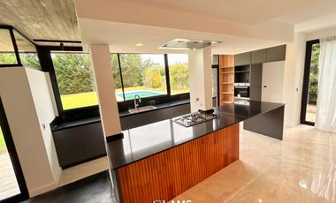 Moderna casa de diseño en venta en Arenas Del Sur