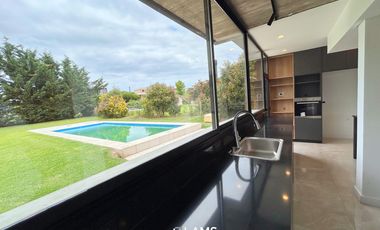 Moderna casa de diseño en venta en Arenas Del Sur