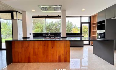 Moderna casa de diseño en venta en Arenas Del Sur