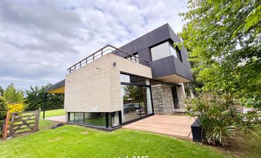 Moderna casa de diseño en venta en Arenas Del Sur