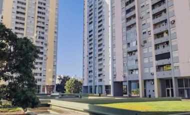 Departamento de tres ambientes con cochera a la venta en Torres Pueyrredon