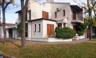Casa en venta - 4 Dormitorios 2 Baños - 370mts2 - Saladillo