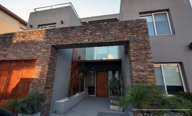 Casa en venta, 4 ambientes en Quilmes. Barrio Cerrado Barrancas de Guido.