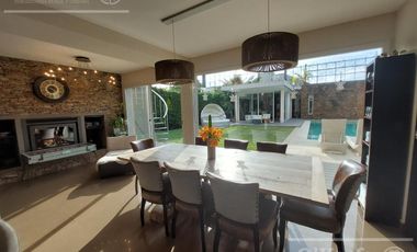 Casa en venta, 4 ambientes en Quilmes. Barrio Cerrado Barrancas de Guido.