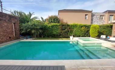 Casa en venta, 4 ambientes en Quilmes. Barrio Cerrado Barrancas de Guido.