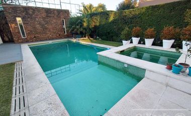 Casa en venta, 4 ambientes en Quilmes. Barrio Cerrado Barrancas de Guido.