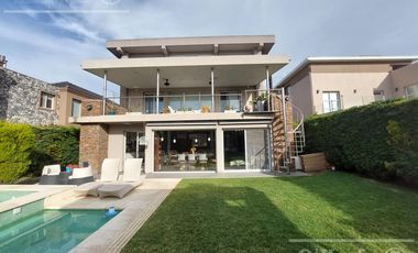 Casa en venta, 4 ambientes en Quilmes. Barrio Cerrado Barrancas de Guido.