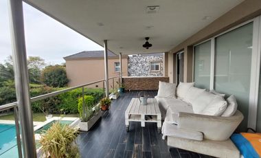 Casa en venta, 4 ambientes en Quilmes. Barrio Cerrado Barrancas de Guido.