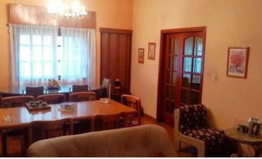 Casa en venta - 4 Dormitorios 3 Baños - 450Mts2 - Villa Luzuriaga