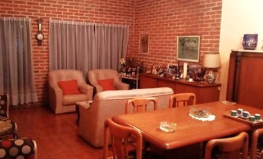 Casa en venta - 4 Dormitorios 3 Baños - 450Mts2 - Villa Luzuriaga