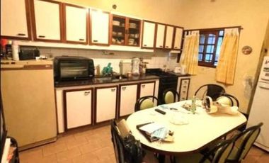 Casa en venta - 4 Dormitorios 3 Baños - 450Mts2 - Villa Luzuriaga