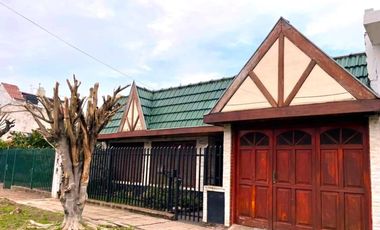 Casa en venta - 4 Dormitorios 3 Baños - 450Mts2 - Villa Luzuriaga