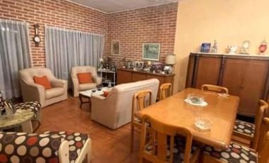 Casa en venta - 4 Dormitorios 3 Baños - 450Mts2 - Villa Luzuriaga