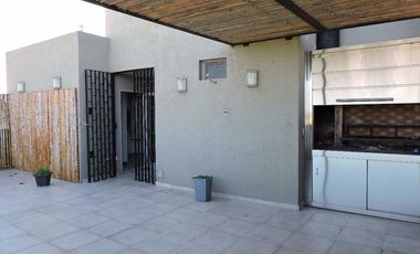 Dpto en venta de tres plantas, tres dormitorios y terraza propia con parrilla en Berazategui Centro