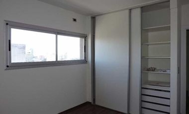 Dpto en venta de tres plantas, tres dormitorios y terraza propia con parrilla en Berazategui Centro