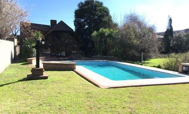 Casa en venta - 4 Dormitorios 5 Baños - 1302Mts2 - Pilar