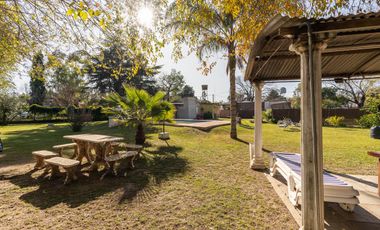 VENTA/PERMUTA - Casa - 2 dormitorios - Pileta - Pueblo Esther