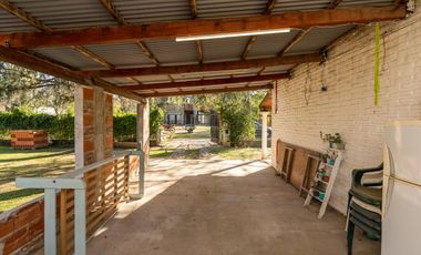 VENTA/PERMUTA - Casa - 2 dormitorios - Pileta - Pueblo Esther
