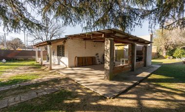 VENTA/PERMUTA - Casa - 2 dormitorios - Pileta - Pueblo Esther